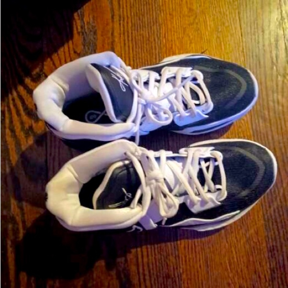 Kyrie Irving Sneakers| Boys| 6.5